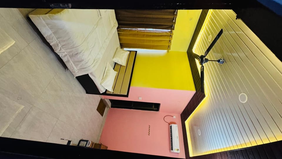 Bed, Photo of the whole room, Bedroom, fireplace