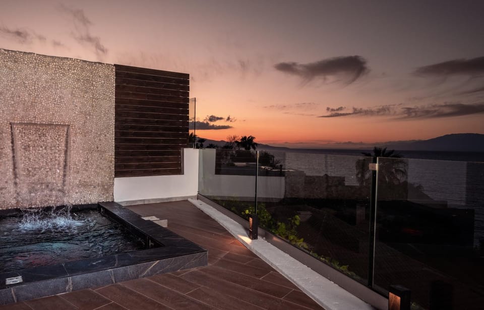 Property building, Natural landscape, Hot Tub, Balcony/Terrace, Sea view, Swimming pool, Sunset