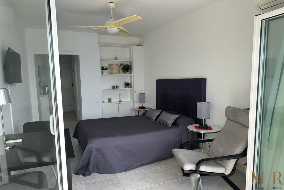 Bed, TV and multimedia, Seating area, Bedroom