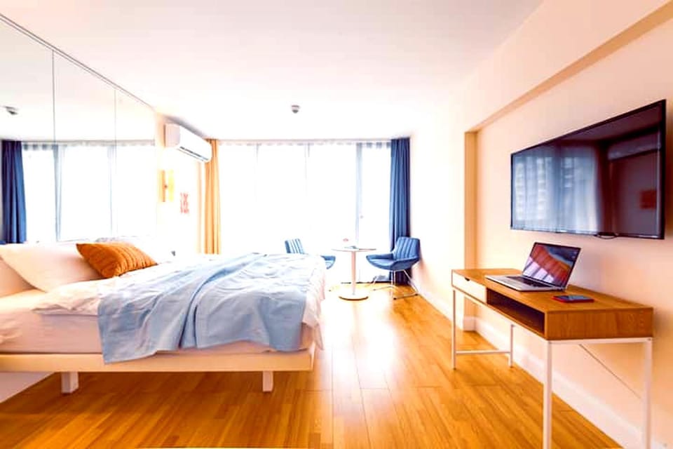 Communal lounge/ TV room, Bed, TV and multimedia, Living room, Photo of the whole room, Seating area, Evening entertainment, Bedroom