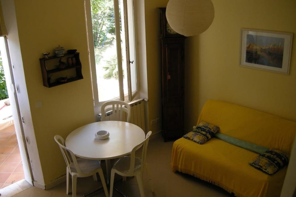 Garden house 5 mins from Sanary Port House in Sanary-sur-Mer