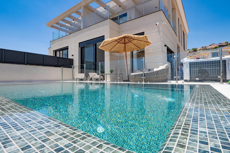 Balcony/Terrace, Swimming pool