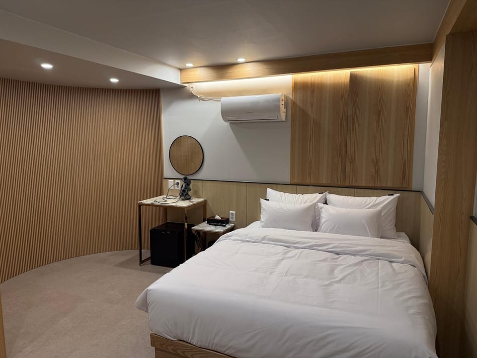 Bed, air conditioner