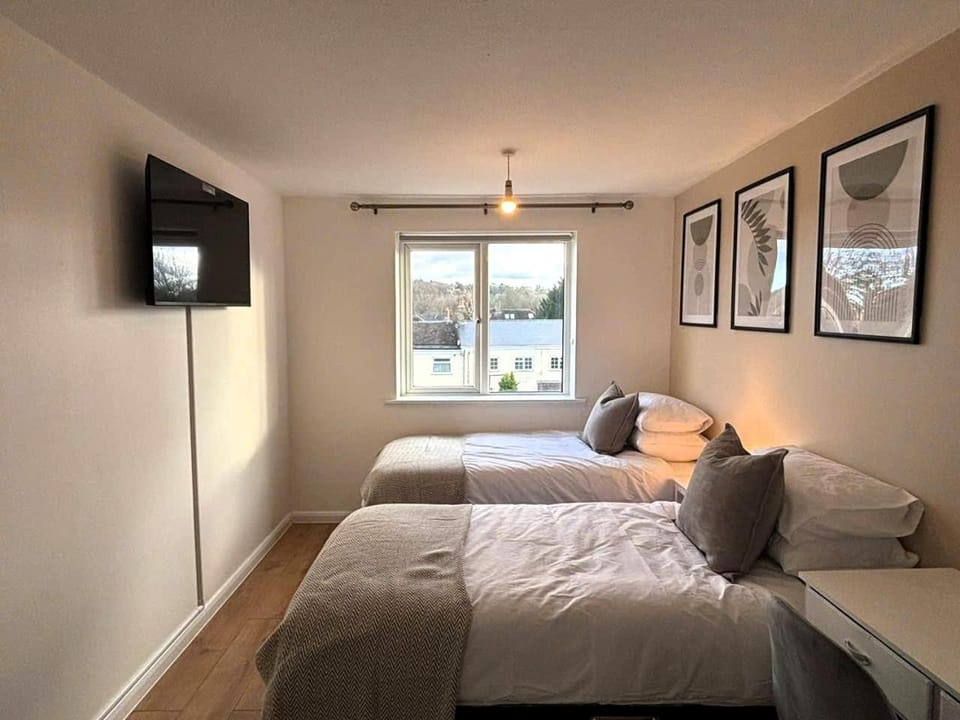 Bed, TV and multimedia, Bedroom