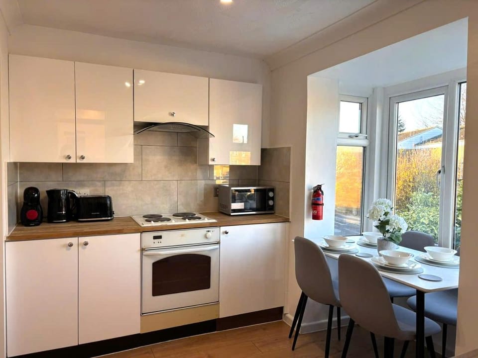 Coffee/tea facilities, Kitchen or kitchenette, Dining area, minibar, stove, toaster