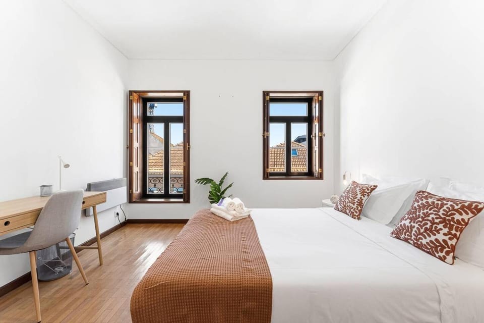 Bed, Photo of the whole room, Seating area, Bedroom