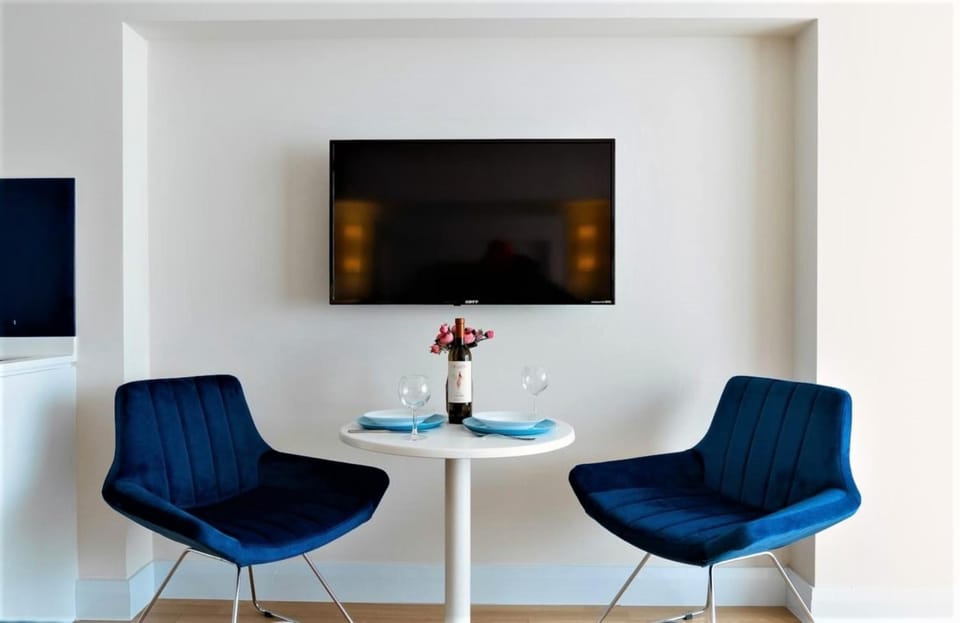 Communal lounge/ TV room, TV and multimedia, Living room, Seating area, Evening entertainment
