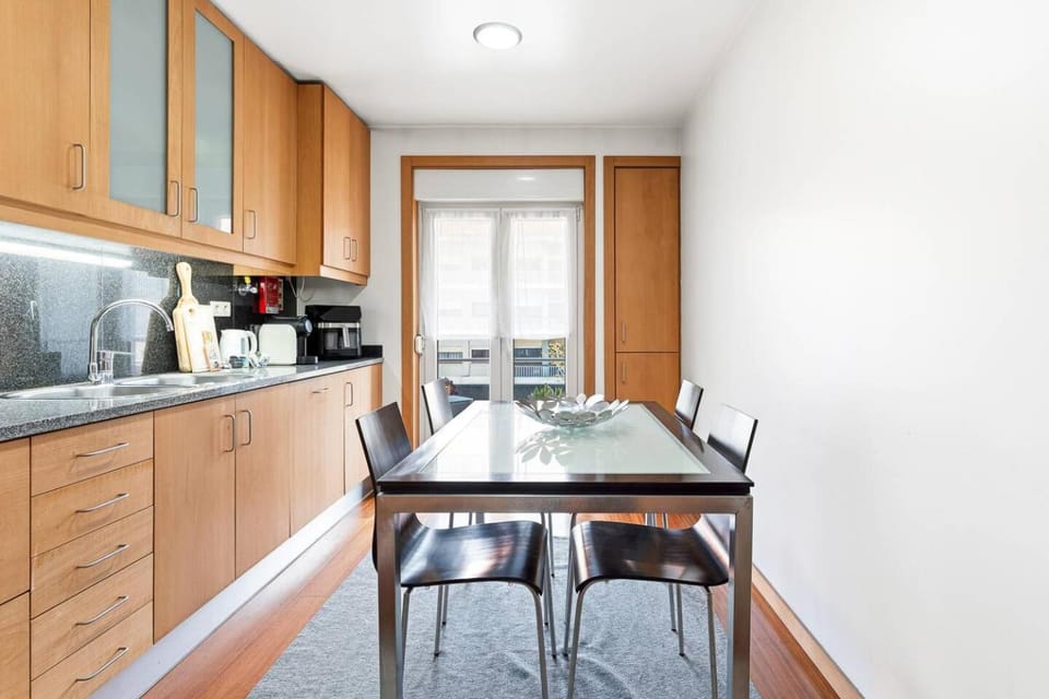 Coffee/tea facilities, Kitchen or kitchenette, Dining area, dishwasher, stove, toaster