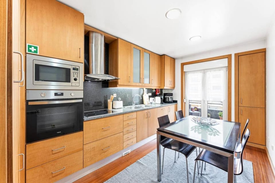 Coffee/tea facilities, Dining area, dishwasher, oven, stove, toaster