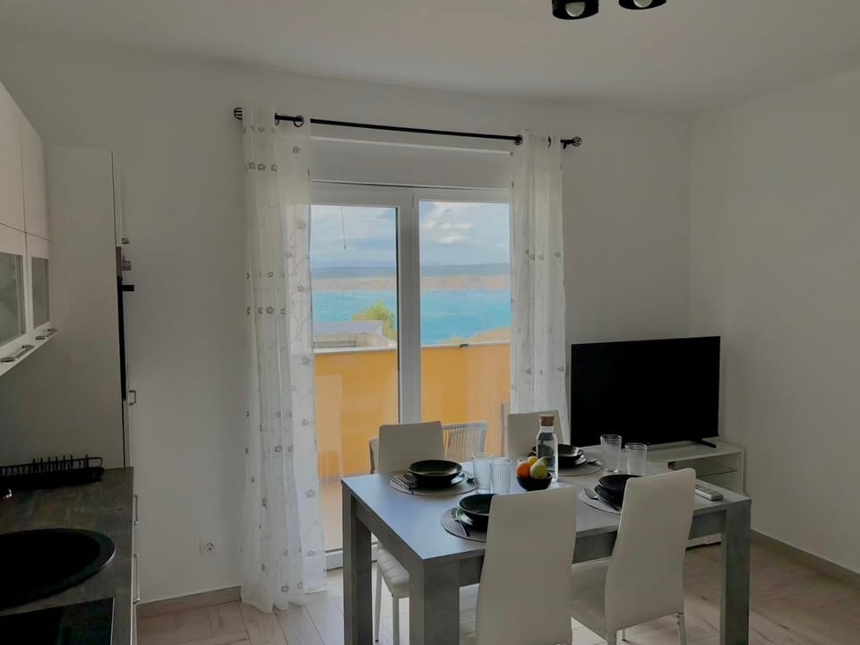 TV and multimedia, Kitchen or kitchenette, Seating area, Dining area, Sea view