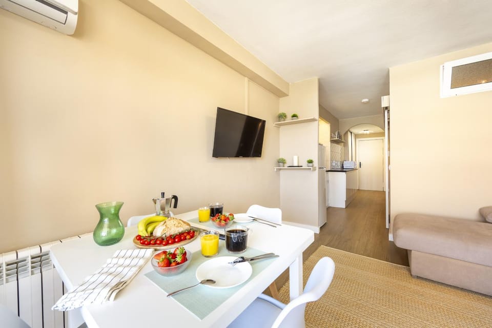 TV and multimedia, Living room, Dining area, air conditioner