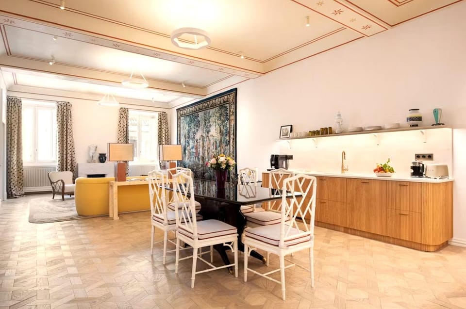 Kitchen or kitchenette, Living room, Seating area, Dining area