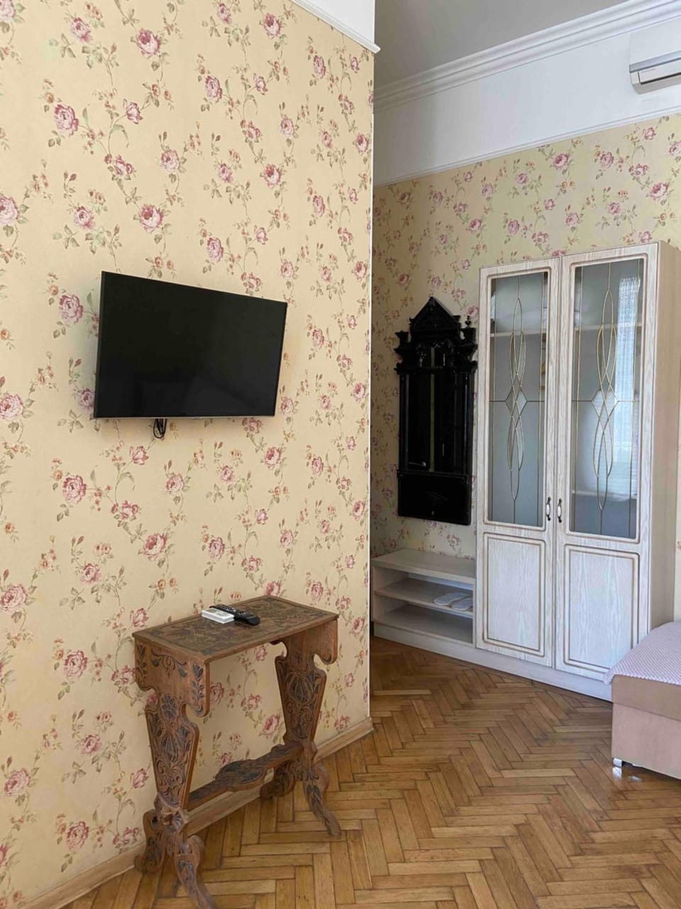 TV and multimedia, wardrobe, air conditioner