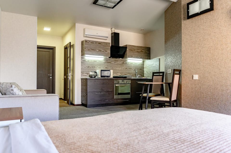 Kitchen or kitchenette, air conditioner
