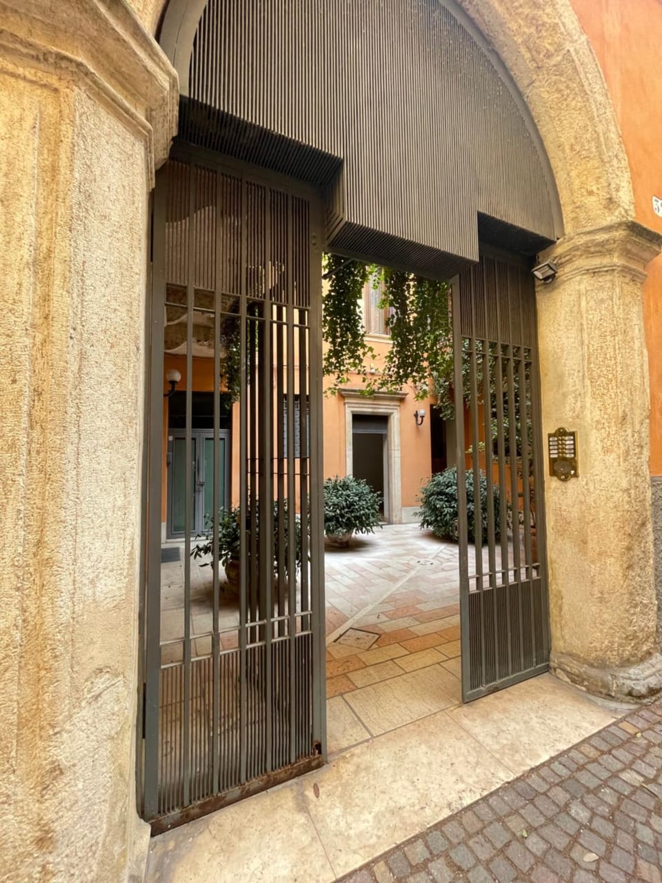 Nearby landmark, Facade/entrance