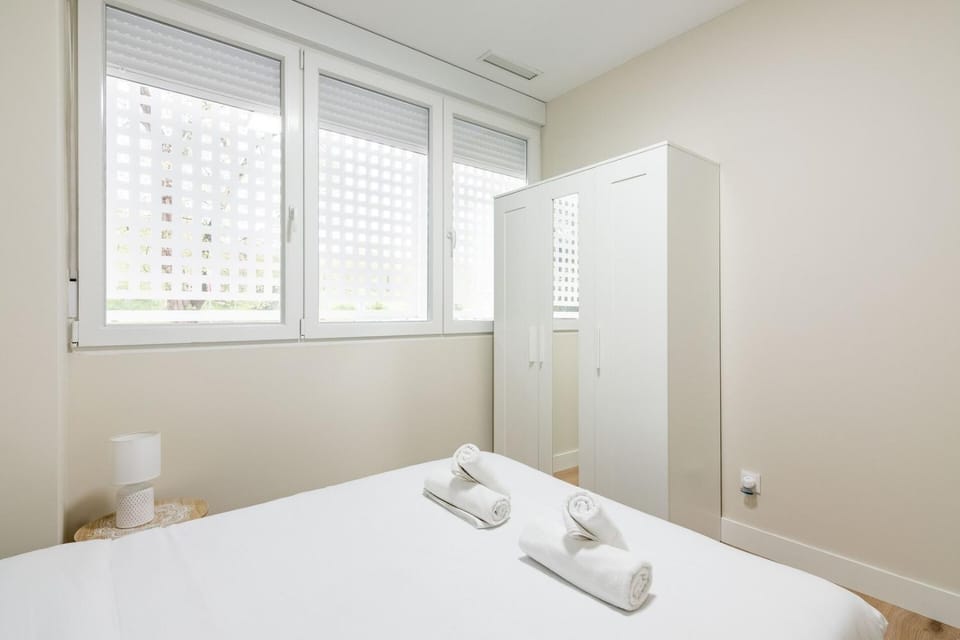 Madrid Ventas II, 6 bedrooms for 12 people Apartment in Madrid