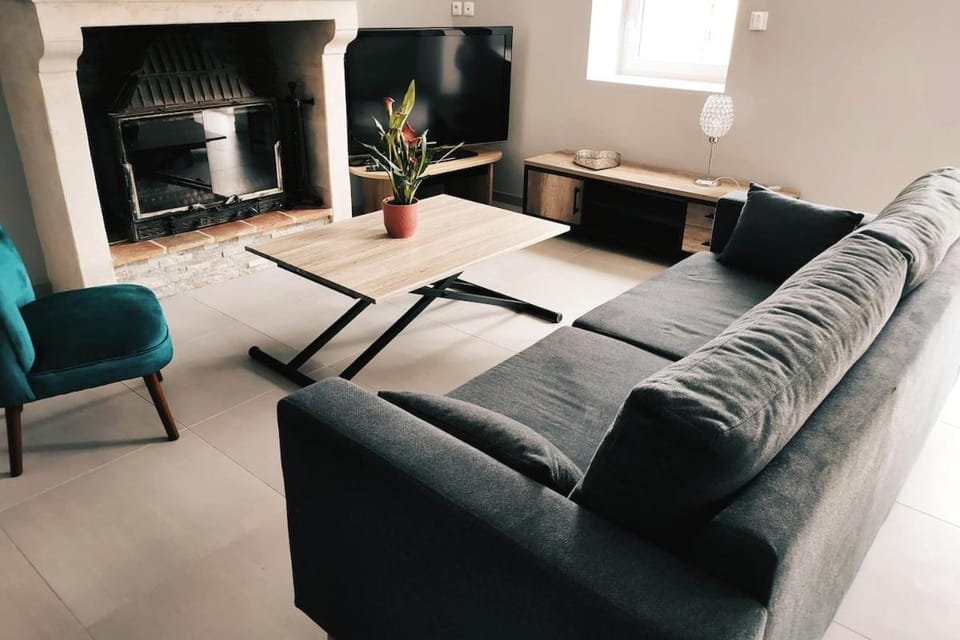 Communal lounge/ TV room, TV and multimedia, Living room, Seating area, fireplace