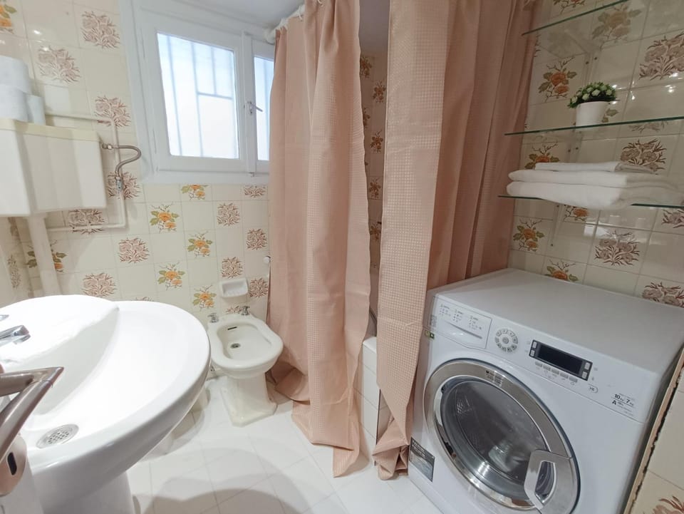 Shower, Toilet, Bathroom, Bath, towels, washing machine