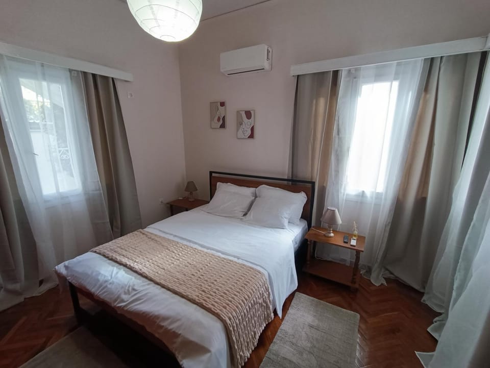Bed, Photo of the whole room, air conditioner