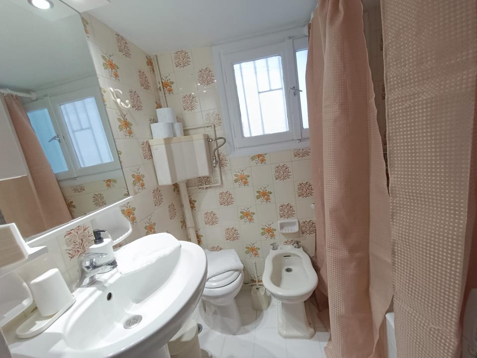 Shower, Toilet, Bathroom, bidet, towels