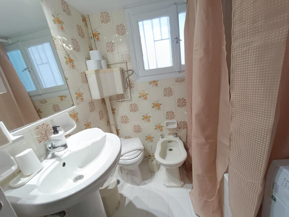 Shower, Toilet, Bathroom, Bath, bidet, towels