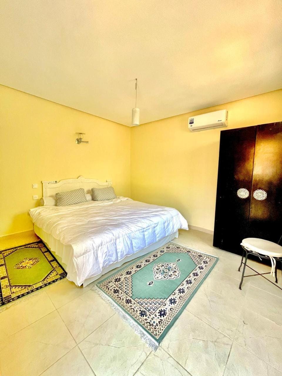 Photo of the whole room, Bedroom