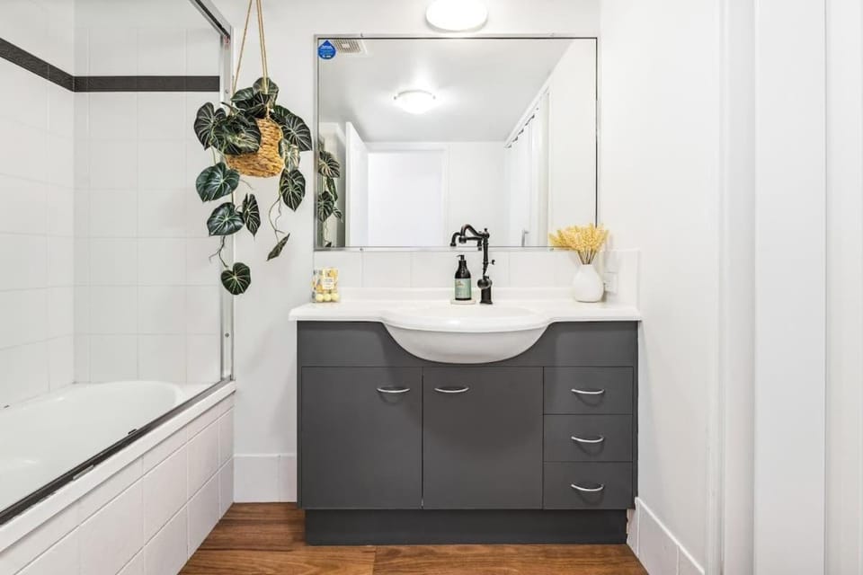 Stylish Family Escape Sleeps10 atTurtle Beach Resort Apartment in Mermaid Beach