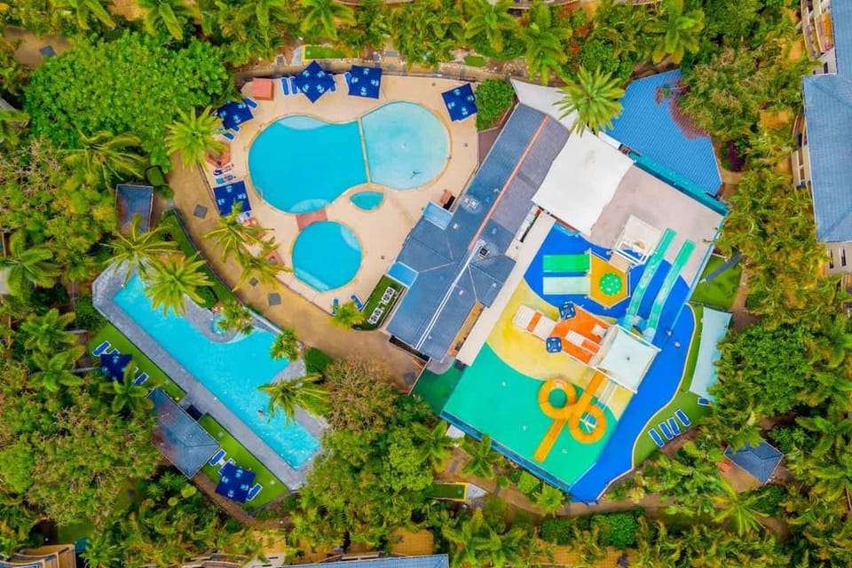 Stylish Family Escape Sleeps10 atTurtle Beach Resort Apartment in Mermaid Beach