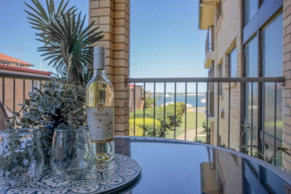 Peaceful Waterfront Apartment - Sandy Inlet Views Apartment in Main Beach