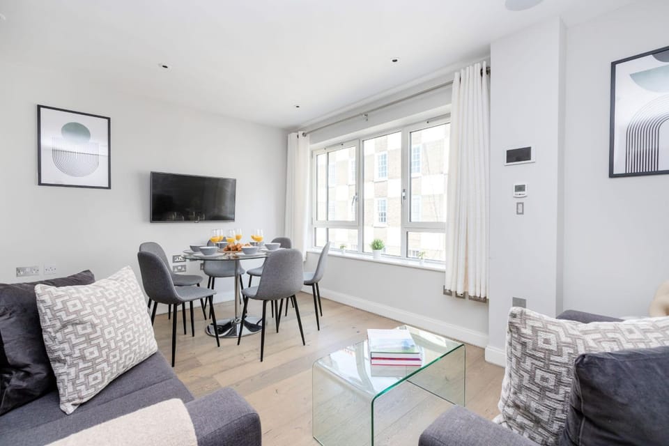 Communal lounge/ TV room, TV and multimedia, Living room, Seating area, Dining area, Evening entertainment