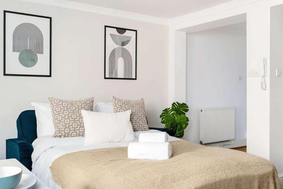 Bed, Living room, Photo of the whole room, Seating area, Bedroom