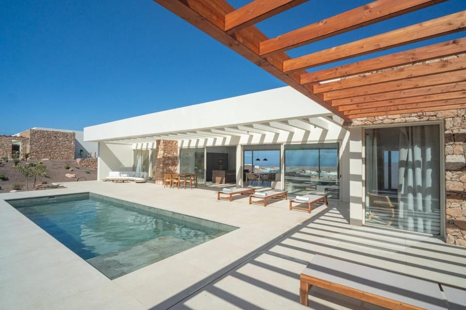 Villa James by Aura Collection Villa in Maxorata