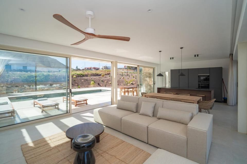 Villa James by Aura Collection Villa in Maxorata