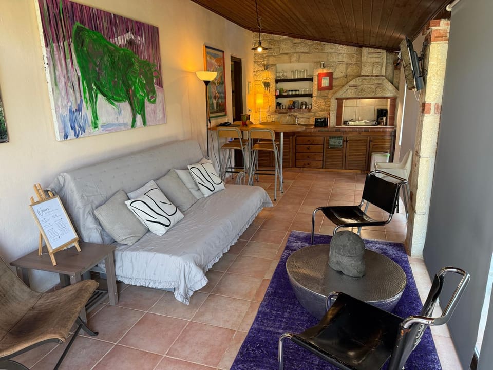 Bed, TV and multimedia, Kitchen or kitchenette, Living room