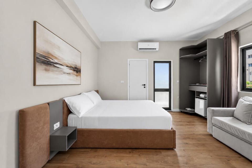 Bed, TV and multimedia, Living room, Photo of the whole room, Seating area, Bedroom, Sea view, Sea view, Seasons, Sunrise, Sunset, air conditioner