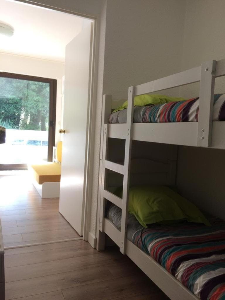 A 200 m de la plage studio 4 couchages, cabine séparée avec grande terrasse vu dégagée sur les pins Cabin in La Baule-Escoublac