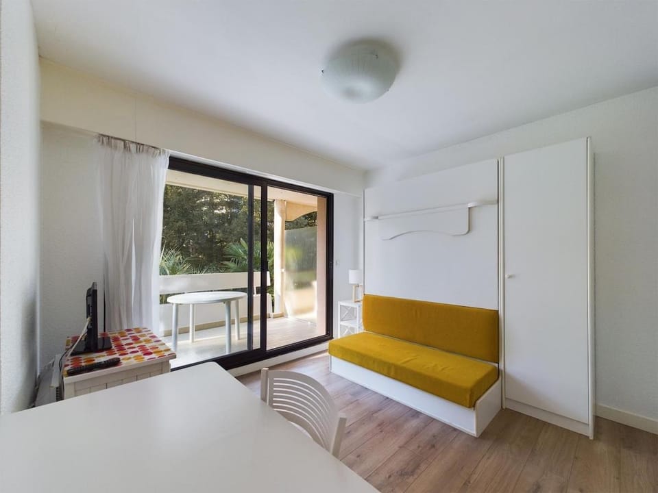 A 200 m de la plage studio 4 couchages, cabine séparée avec grande terrasse vu dégagée sur les pins Cabin in La Baule-Escoublac