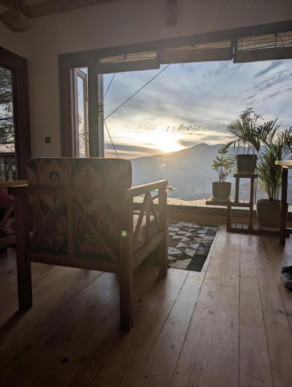Firdaus at Theog - Luxurious 4 Bedroom Mountain View Villa Vacation rental in Himachal Pradesh