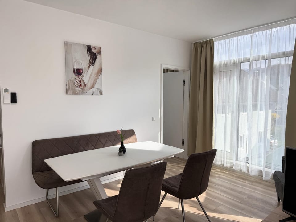 Dining area, Food, air conditioner