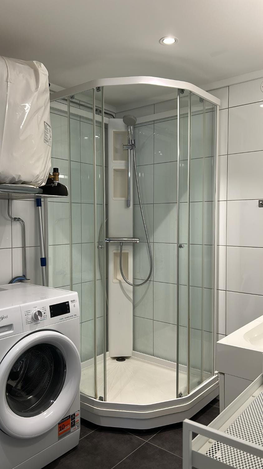 Shower, Bathroom, towels, washing machine