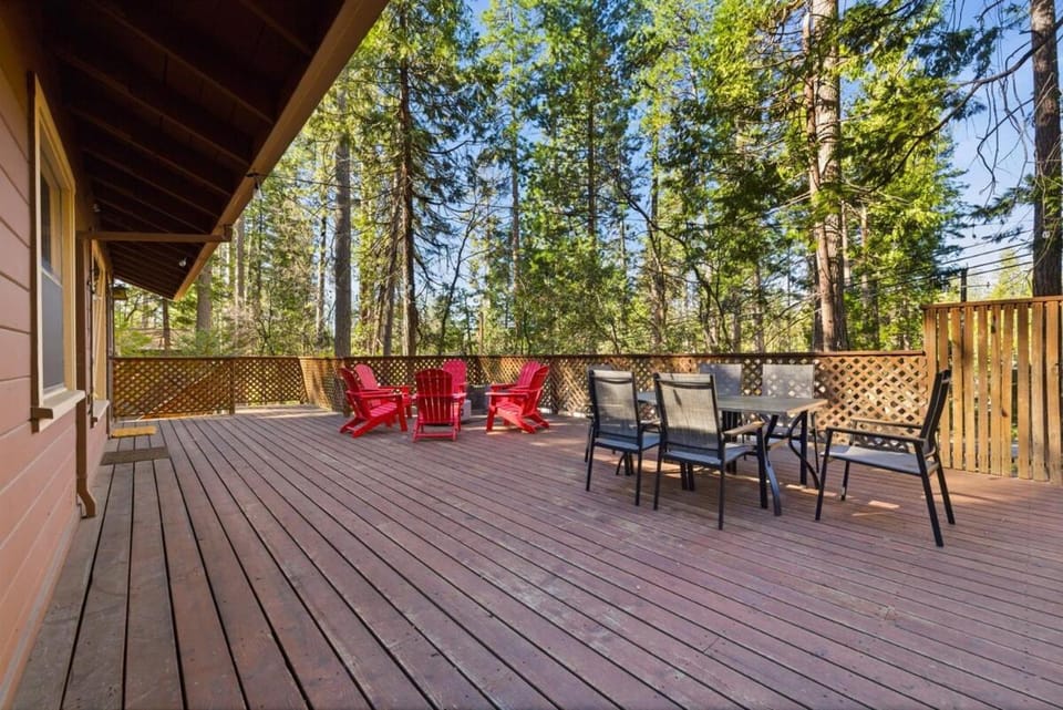Walk to Town - Lake Access - Huge Deck House in Twain Harte