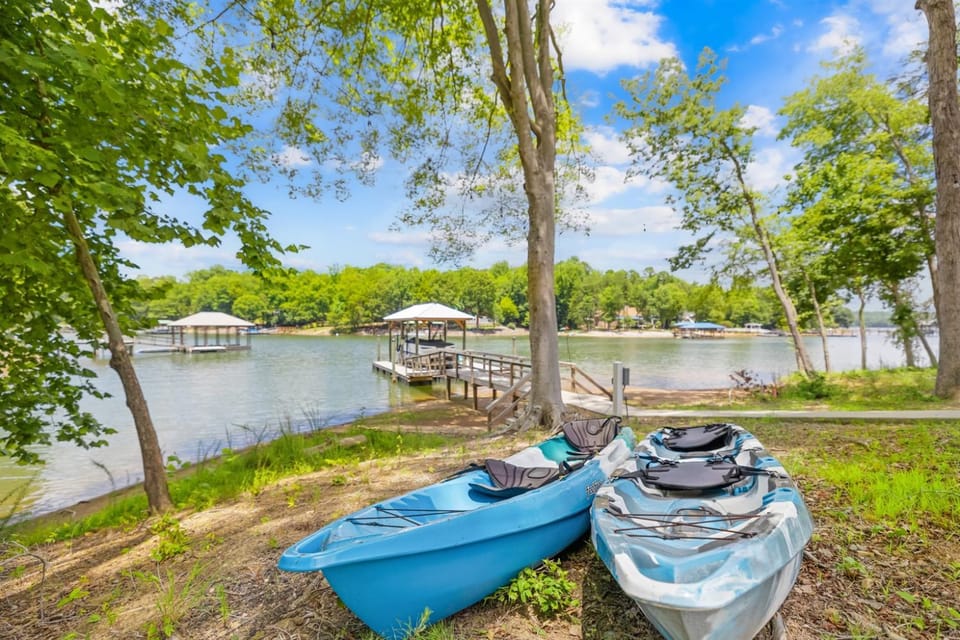 Luxury Lakefront Home, Games, Kayaks, 2 King Beds House in Lake Norman