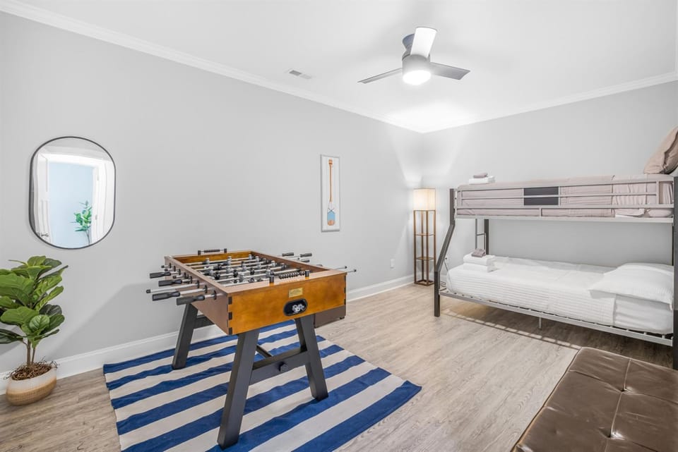 Luxury Lakefront Home, Games, Kayaks, 2 King Beds House in Lake Norman