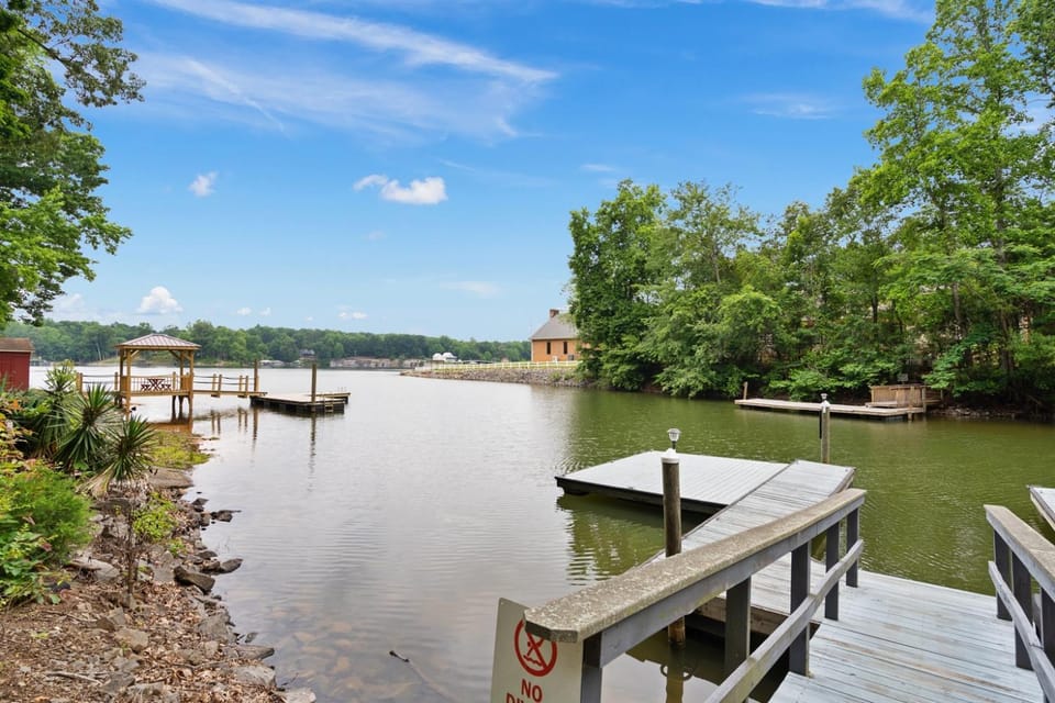 Pool Table, Massive Balcony, Firepit, & Spacious! House in Sherrills Ford