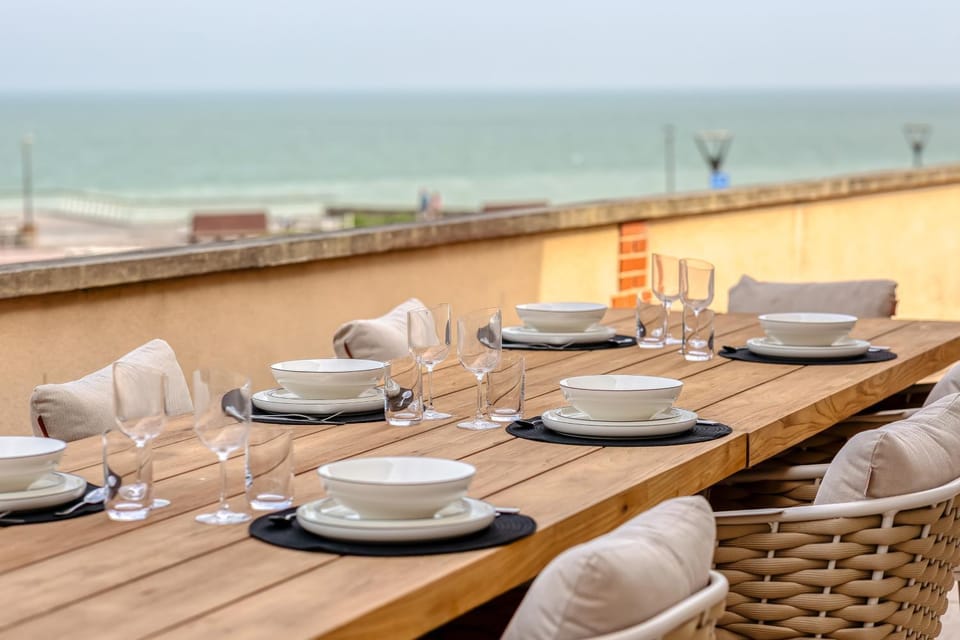 Patio, Restaurant/places to eat, Day, Natural landscape, Coffee/tea facilities, View (from property/room), Balcony/Terrace, Living room, Banquet/Function facilities, Seating area, Dining area, Beach, Sea view