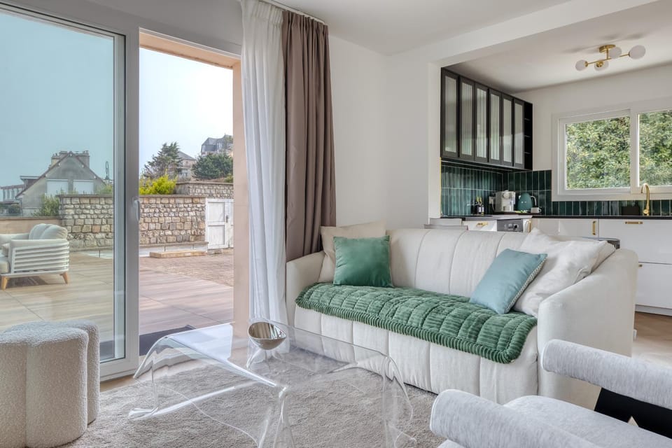 Patio, Kitchen or kitchenette, Living room, Seating area, Dining area