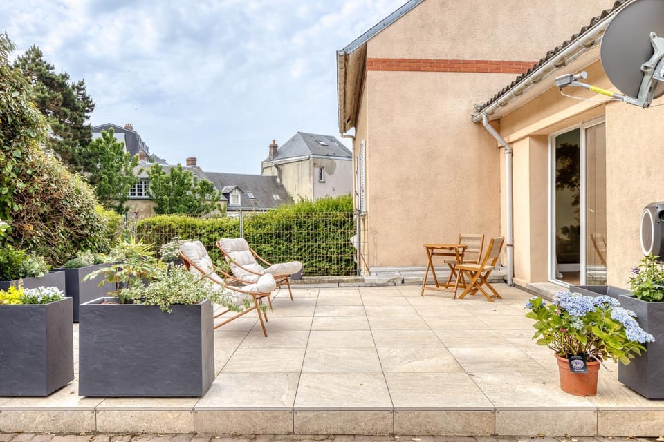 Property building, Patio, Spring, Day, Garden, View (from property/room), Balcony/Terrace, Living room, Seating area, Garden view, sunbed