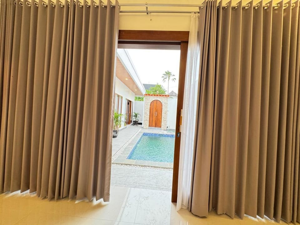 Pool view, Swimming pool, sunbed