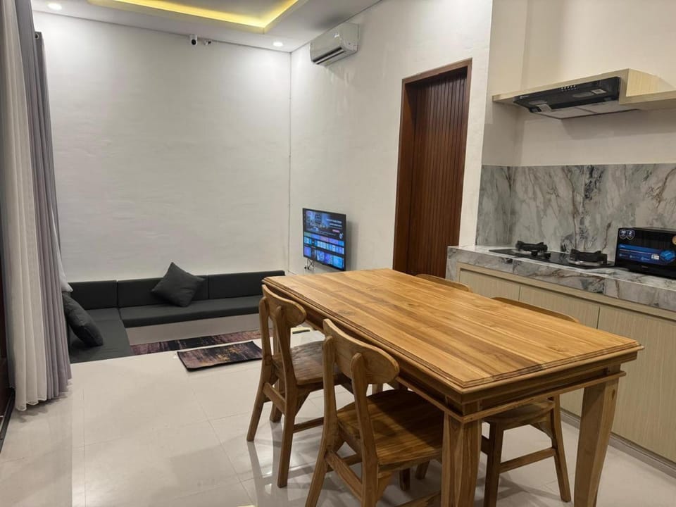 TV and multimedia, Kitchen or kitchenette, Living room, Seating area, Dining area, minibar, stove