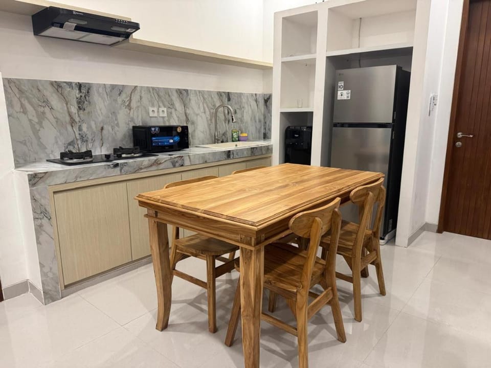 Kitchen or kitchenette, Dining area, minibar, oven, stove